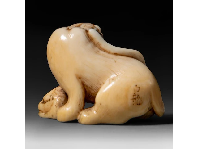 A japanese ivory netsuke of a tiger with a cub, signed, edo/meiji period (19thc), h 2,8 cm - w 4 cm - d 3 cm - 21g (+) - afbeelding 4 van  7