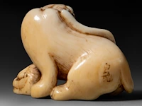 A japanese ivory netsuke of a tiger with a cub, signed, edo/meiji period (19thc), h 2,8 cm - w 4 cm - d 3 cm - 21g (+) - afbeelding 4 van  7