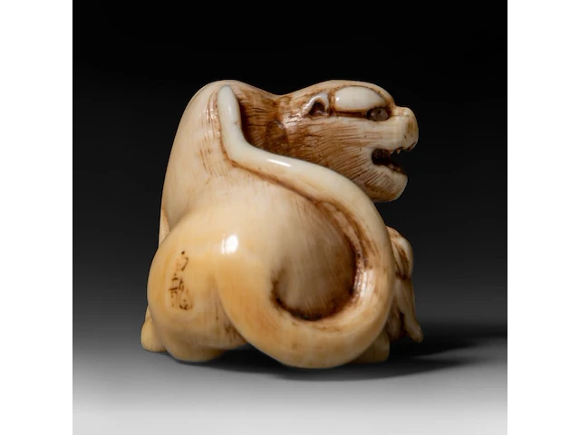 A japanese ivory netsuke of a tiger with a cub, signed, edo/meiji period (19thc), h 2,8 cm - w 4 cm - d 3 cm - 21g (+) - afbeelding 5 van  7