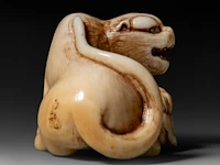 A japanese ivory netsuke of a tiger with a cub, signed, edo/meiji period (19thc), h 2,8 cm - w 4 cm - d 3 cm - 21g (+) - afbeelding 5 van  7