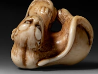 A japanese ivory netsuke of a tiger with a cub, signed, edo/meiji period (19thc), h 2,8 cm - w 4 cm - d 3 cm - 21g (+) - afbeelding 6 van  7