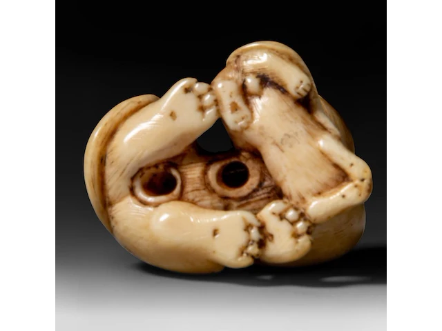 A japanese ivory netsuke of a tiger with a cub, signed, edo/meiji period (19thc), h 2,8 cm - w 4 cm - d 3 cm - 21g (+) - afbeelding 7 van  7
