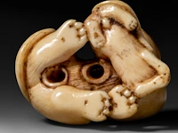 A japanese ivory netsuke of a tiger with a cub, signed, edo/meiji period (19thc), h 2,8 cm - w 4 cm - d 3 cm - 21g (+) - afbeelding 7 van  7
