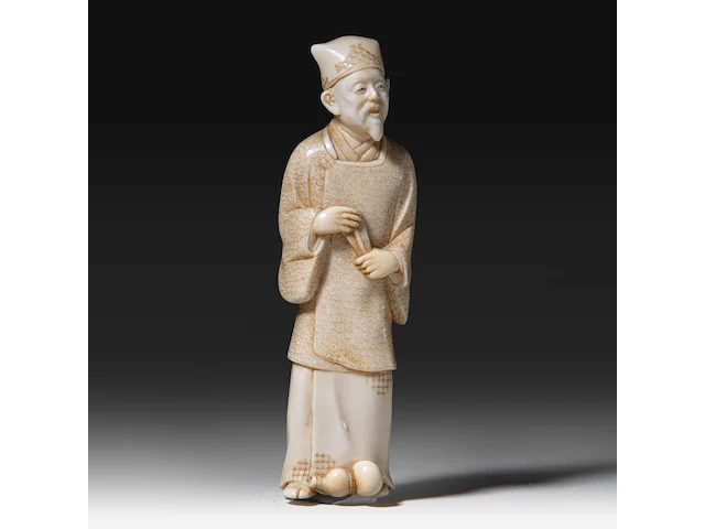 A japanese ivory okimono of a chinese scholar, signed, meiji period (1868-1912), h 13,3 - 113g (+) - afbeelding 1 van  9