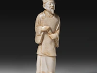 A japanese ivory okimono of a chinese scholar, signed, meiji period (1868-1912), h 13,3 - 113g (+)