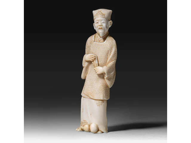 A japanese ivory okimono of a chinese scholar, signed, meiji period (1868-1912), h 13,3 - 113g (+) - afbeelding 2 van  9