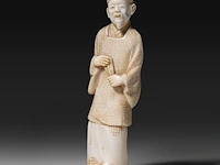 A japanese ivory okimono of a chinese scholar, signed, meiji period (1868-1912), h 13,3 - 113g (+) - afbeelding 2 van  9
