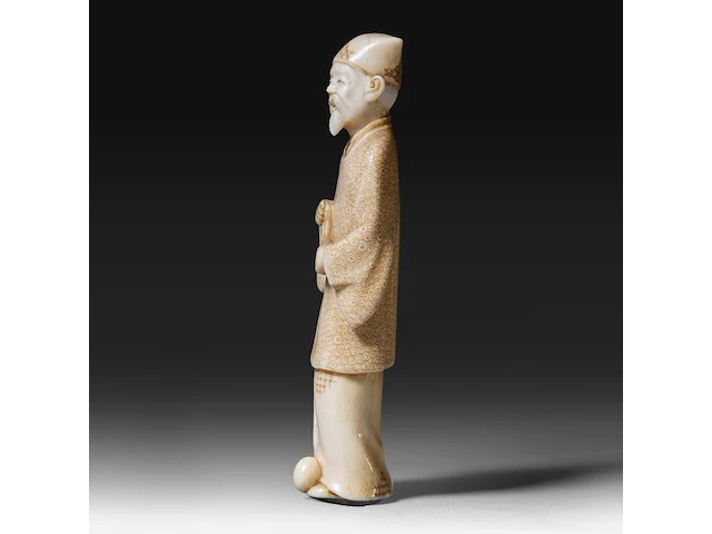 A japanese ivory okimono of a chinese scholar, signed, meiji period (1868-1912), h 13,3 - 113g (+) - afbeelding 3 van  9