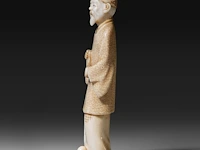 A japanese ivory okimono of a chinese scholar, signed, meiji period (1868-1912), h 13,3 - 113g (+) - afbeelding 3 van  9