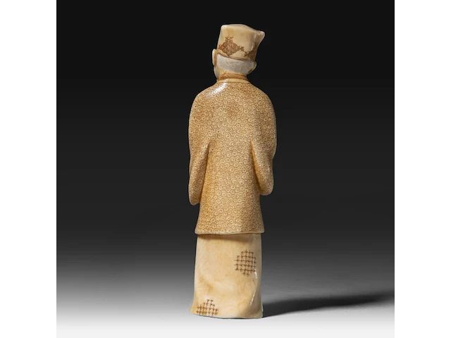 A japanese ivory okimono of a chinese scholar, signed, meiji period (1868-1912), h 13,3 - 113g (+) - afbeelding 4 van  9