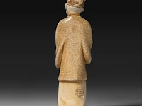 A japanese ivory okimono of a chinese scholar, signed, meiji period (1868-1912), h 13,3 - 113g (+) - afbeelding 4 van  9