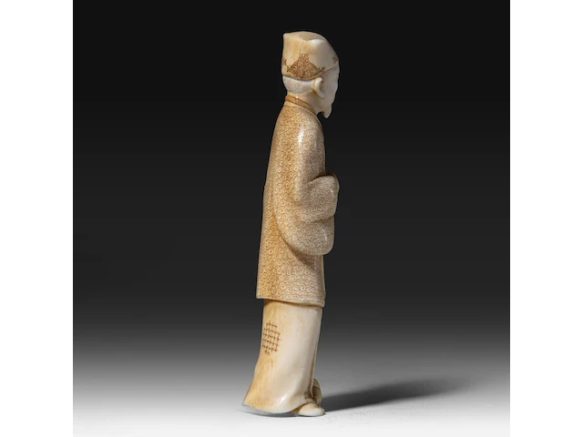 A japanese ivory okimono of a chinese scholar, signed, meiji period (1868-1912), h 13,3 - 113g (+) - afbeelding 5 van  9