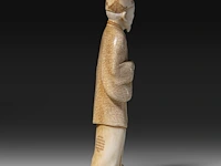 A japanese ivory okimono of a chinese scholar, signed, meiji period (1868-1912), h 13,3 - 113g (+) - afbeelding 5 van  9