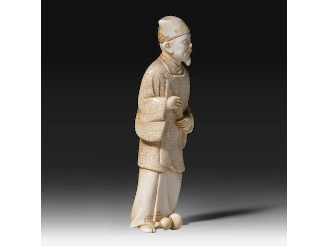 A japanese ivory okimono of a chinese scholar, signed, meiji period (1868-1912), h 13,3 - 113g (+) - afbeelding 6 van  9