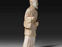 A japanese ivory okimono of a chinese scholar, signed, meiji period (1868-1912), h 13,3 - 113g (+) - afbeelding 6 van  9