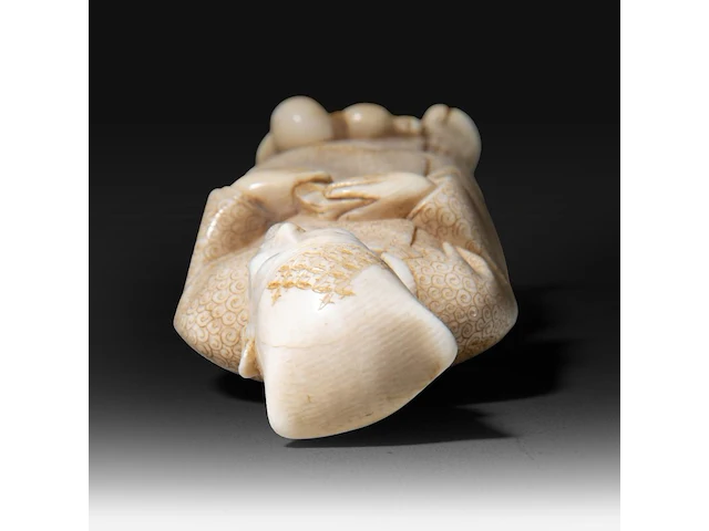 A japanese ivory okimono of a chinese scholar, signed, meiji period (1868-1912), h 13,3 - 113g (+) - afbeelding 7 van  9