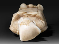 A japanese ivory okimono of a chinese scholar, signed, meiji period (1868-1912), h 13,3 - 113g (+) - afbeelding 7 van  9