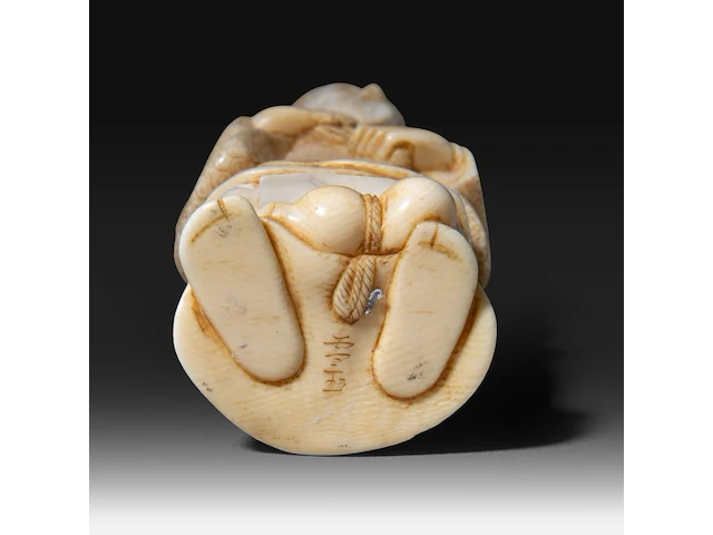 A japanese ivory okimono of a chinese scholar, signed, meiji period (1868-1912), h 13,3 - 113g (+) - afbeelding 8 van  9