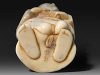 A japanese ivory okimono of a chinese scholar, signed, meiji period (1868-1912), h 13,3 - 113g (+) - afbeelding 8 van  9