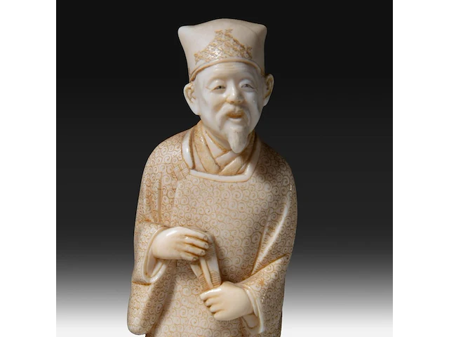 A japanese ivory okimono of a chinese scholar, signed, meiji period (1868-1912), h 13,3 - 113g (+) - afbeelding 9 van  9