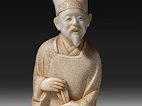 A japanese ivory okimono of a chinese scholar, signed, meiji period (1868-1912), h 13,3 - 113g (+) - afbeelding 9 van  9
