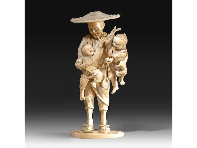 A japanese ivory okimono of a farmer with his two children, signed, meiji period (1868-1912), h 20 cm - 551g (+) - afbeelding 1 van  9