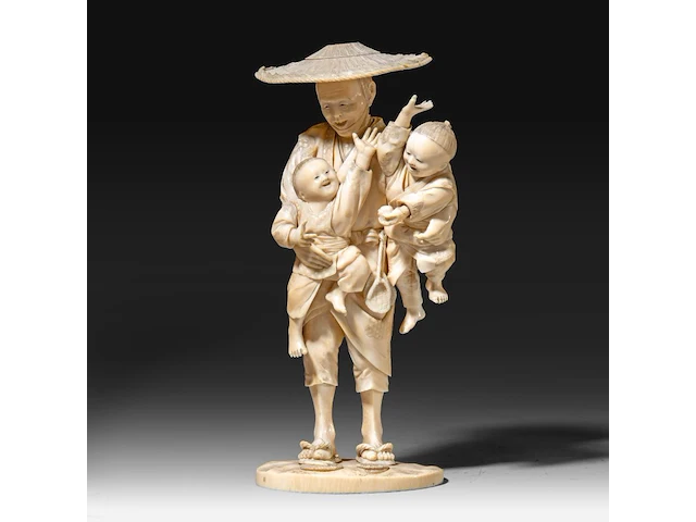 A japanese ivory okimono of a farmer with his two children, signed, meiji period (1868-1912), h 20 cm - 551g (+) - afbeelding 2 van  9
