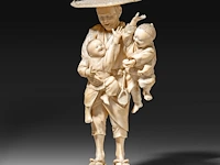 A japanese ivory okimono of a farmer with his two children, signed, meiji period (1868-1912), h 20 cm - 551g (+) - afbeelding 2 van  9