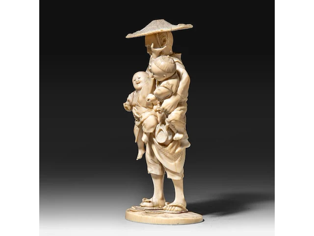 A japanese ivory okimono of a farmer with his two children, signed, meiji period (1868-1912), h 20 cm - 551g (+) - afbeelding 3 van  9