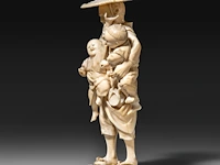 A japanese ivory okimono of a farmer with his two children, signed, meiji period (1868-1912), h 20 cm - 551g (+) - afbeelding 3 van  9