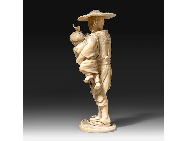 A japanese ivory okimono of a farmer with his two children, signed, meiji period (1868-1912), h 20 cm - 551g (+) - afbeelding 4 van  9
