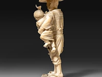 A japanese ivory okimono of a farmer with his two children, signed, meiji period (1868-1912), h 20 cm - 551g (+) - afbeelding 4 van  9