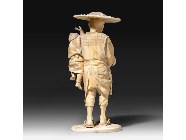 A japanese ivory okimono of a farmer with his two children, signed, meiji period (1868-1912), h 20 cm - 551g (+) - afbeelding 5 van  9
