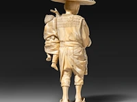 A japanese ivory okimono of a farmer with his two children, signed, meiji period (1868-1912), h 20 cm - 551g (+) - afbeelding 5 van  9