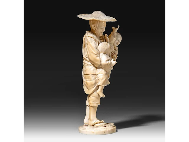 A japanese ivory okimono of a farmer with his two children, signed, meiji period (1868-1912), h 20 cm - 551g (+) - afbeelding 6 van  9