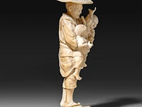 A japanese ivory okimono of a farmer with his two children, signed, meiji period (1868-1912), h 20 cm - 551g (+) - afbeelding 6 van  9