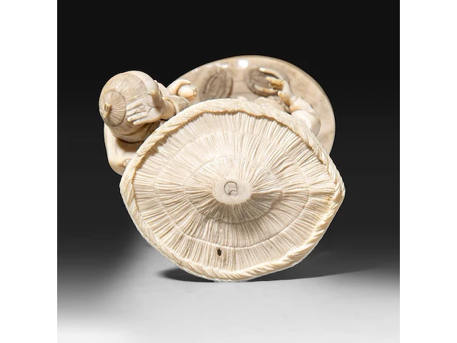 A japanese ivory okimono of a farmer with his two children, signed, meiji period (1868-1912), h 20 cm - 551g (+) - afbeelding 7 van  9
