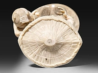 A japanese ivory okimono of a farmer with his two children, signed, meiji period (1868-1912), h 20 cm - 551g (+) - afbeelding 7 van  9