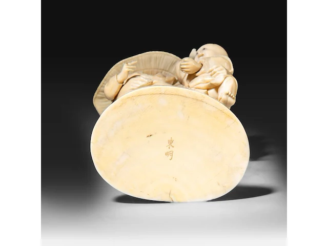 A japanese ivory okimono of a farmer with his two children, signed, meiji period (1868-1912), h 20 cm - 551g (+) - afbeelding 9 van  9