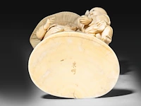 A japanese ivory okimono of a farmer with his two children, signed, meiji period (1868-1912), h 20 cm - 551g (+) - afbeelding 9 van  9