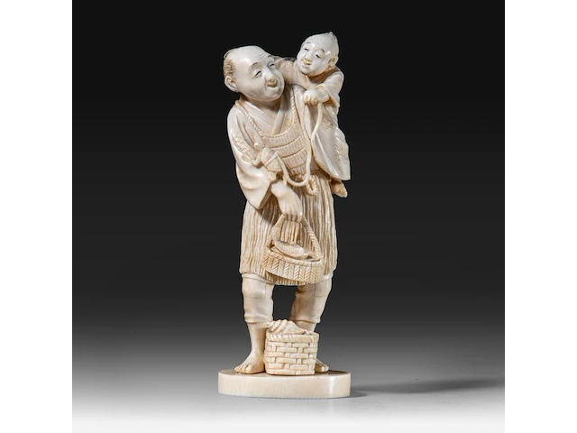 A japanese ivory okimono of a fisherman with his son, who is holding a turtle on a string, signed, meiji period (1868-1912), h 15,5 cm - 248g (+) - afbeelding 1 van  8