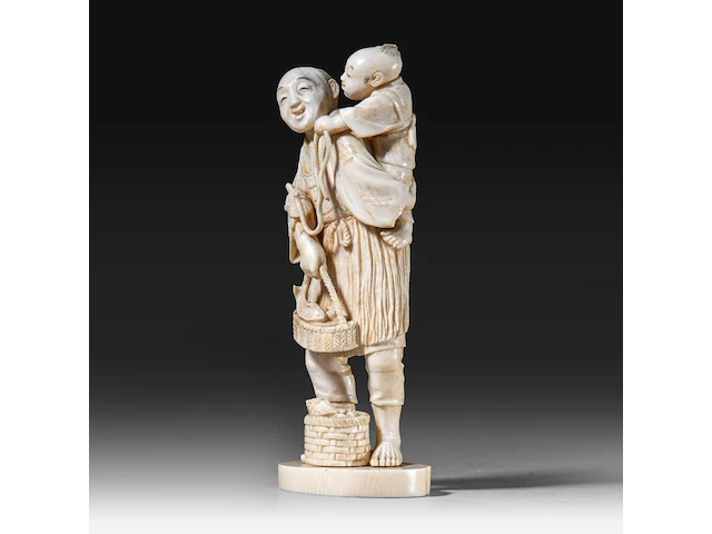 A japanese ivory okimono of a fisherman with his son, who is holding a turtle on a string, signed, meiji period (1868-1912), h 15,5 cm - 248g (+) - afbeelding 2 van  8