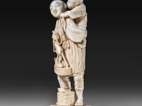 A japanese ivory okimono of a fisherman with his son, who is holding a turtle on a string, signed, meiji period (1868-1912), h 15,5 cm - 248g (+) - afbeelding 2 van  8