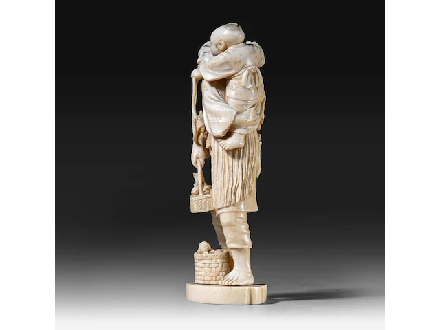 A japanese ivory okimono of a fisherman with his son, who is holding a turtle on a string, signed, meiji period (1868-1912), h 15,5 cm - 248g (+) - afbeelding 3 van  8