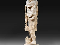 A japanese ivory okimono of a fisherman with his son, who is holding a turtle on a string, signed, meiji period (1868-1912), h 15,5 cm - 248g (+) - afbeelding 3 van  8