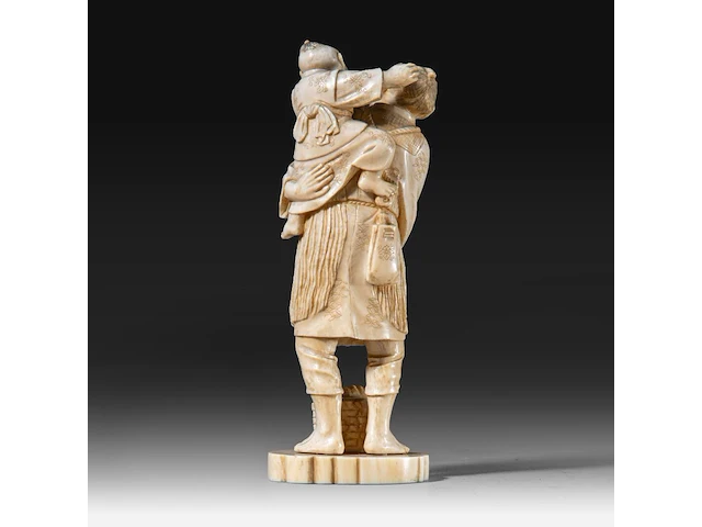 A japanese ivory okimono of a fisherman with his son, who is holding a turtle on a string, signed, meiji period (1868-1912), h 15,5 cm - 248g (+) - afbeelding 4 van  8