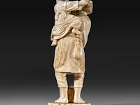 A japanese ivory okimono of a fisherman with his son, who is holding a turtle on a string, signed, meiji period (1868-1912), h 15,5 cm - 248g (+) - afbeelding 4 van  8