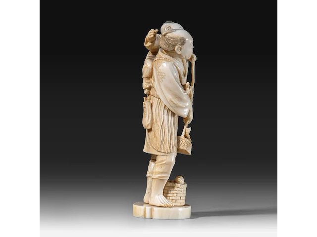 A japanese ivory okimono of a fisherman with his son, who is holding a turtle on a string, signed, meiji period (1868-1912), h 15,5 cm - 248g (+) - afbeelding 5 van  8