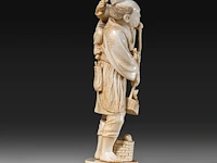 A japanese ivory okimono of a fisherman with his son, who is holding a turtle on a string, signed, meiji period (1868-1912), h 15,5 cm - 248g (+) - afbeelding 5 van  8