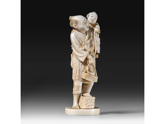 A japanese ivory okimono of a fisherman with his son, who is holding a turtle on a string, signed, meiji period (1868-1912), h 15,5 cm - 248g (+) - afbeelding 6 van  8